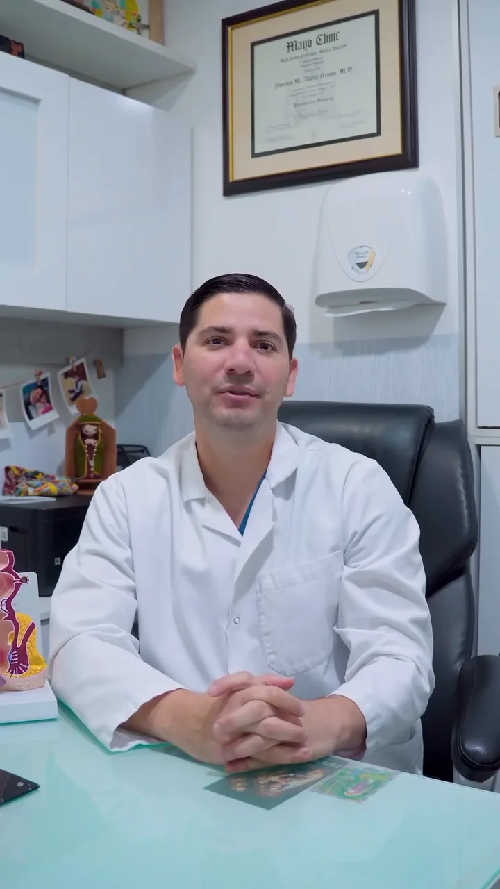 Dr. Francisco Abarca Rendón en su consultorio